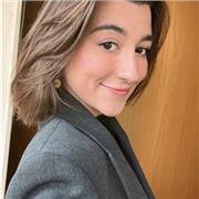 Soy una persona activa, eficaz, positiva, paciente y con muchas ganas de trabajar. He vivido en 6 países diferentes, y por eso hablo inglés de forma fluida y natural.Siempre me han encantado los idiomas porque creo que te abren las puertas a conocer sitio